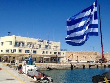 Γαλανόλευκη 1.200 τ.μ. κυματίζει στο Ηράκλειο! (φωτό)